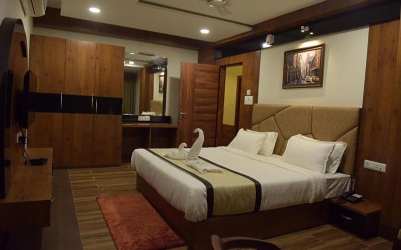 Hotel Royal City Силигури Экстерьер фото