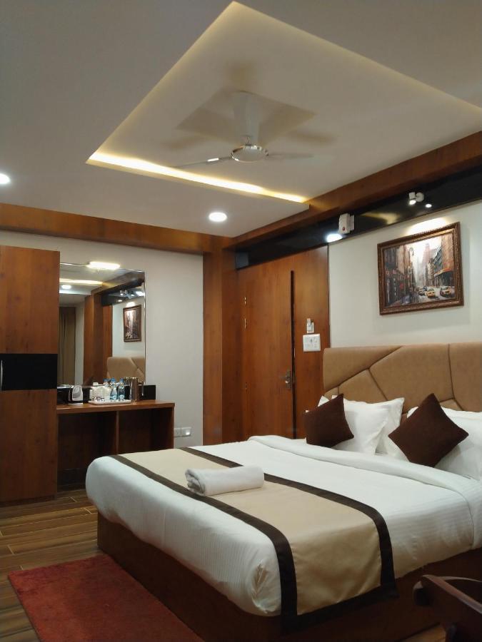 Hotel Royal City Силигури Экстерьер фото