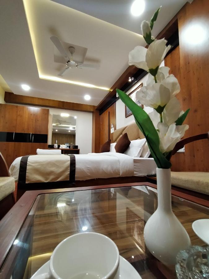 Hotel Royal City Силигури Экстерьер фото