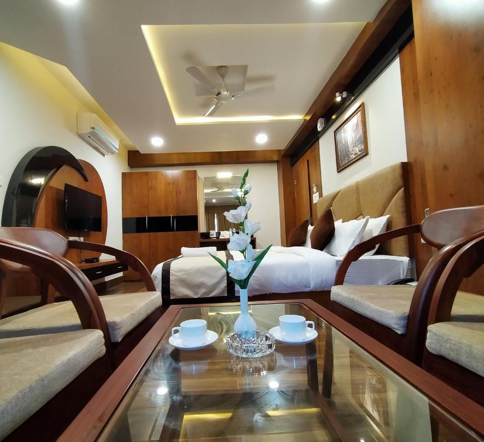 Hotel Royal City Силигури Экстерьер фото