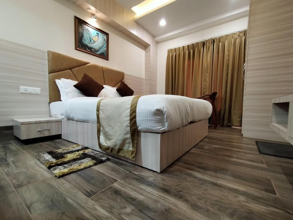 Hotel Royal City Силигури Экстерьер фото