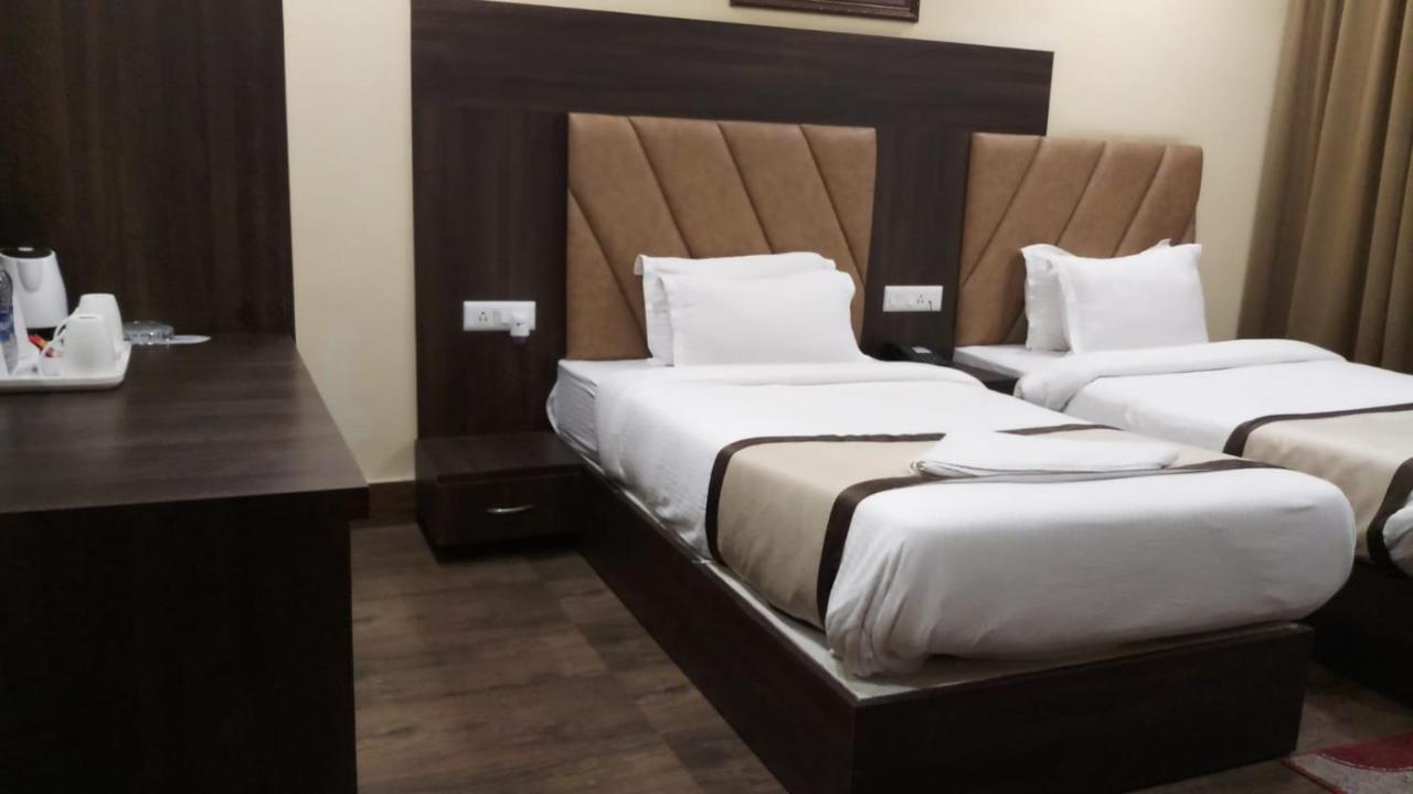 Hotel Royal City Силигури Экстерьер фото