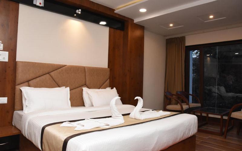 Hotel Royal City Силигури Экстерьер фото