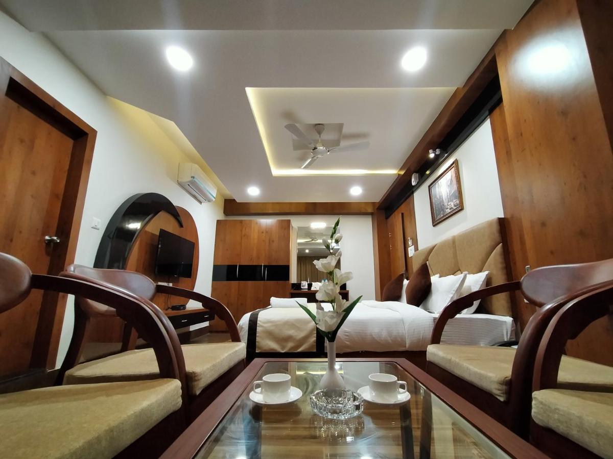 Hotel Royal City Силигури Экстерьер фото